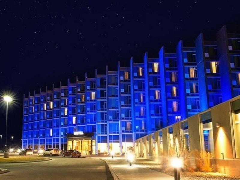 Grey Eagle Resort YYC Eksteriør billede