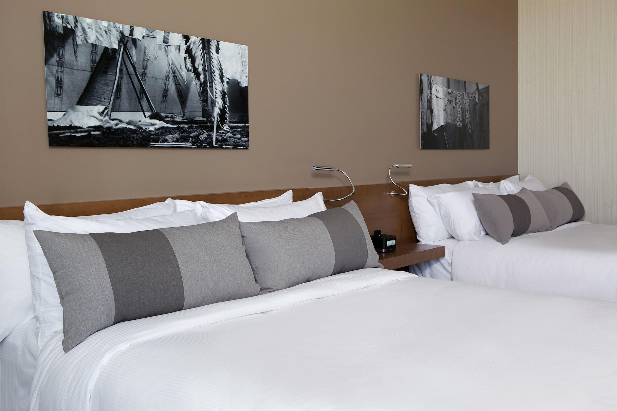 Grey Eagle Resort YYC Eksteriør billede