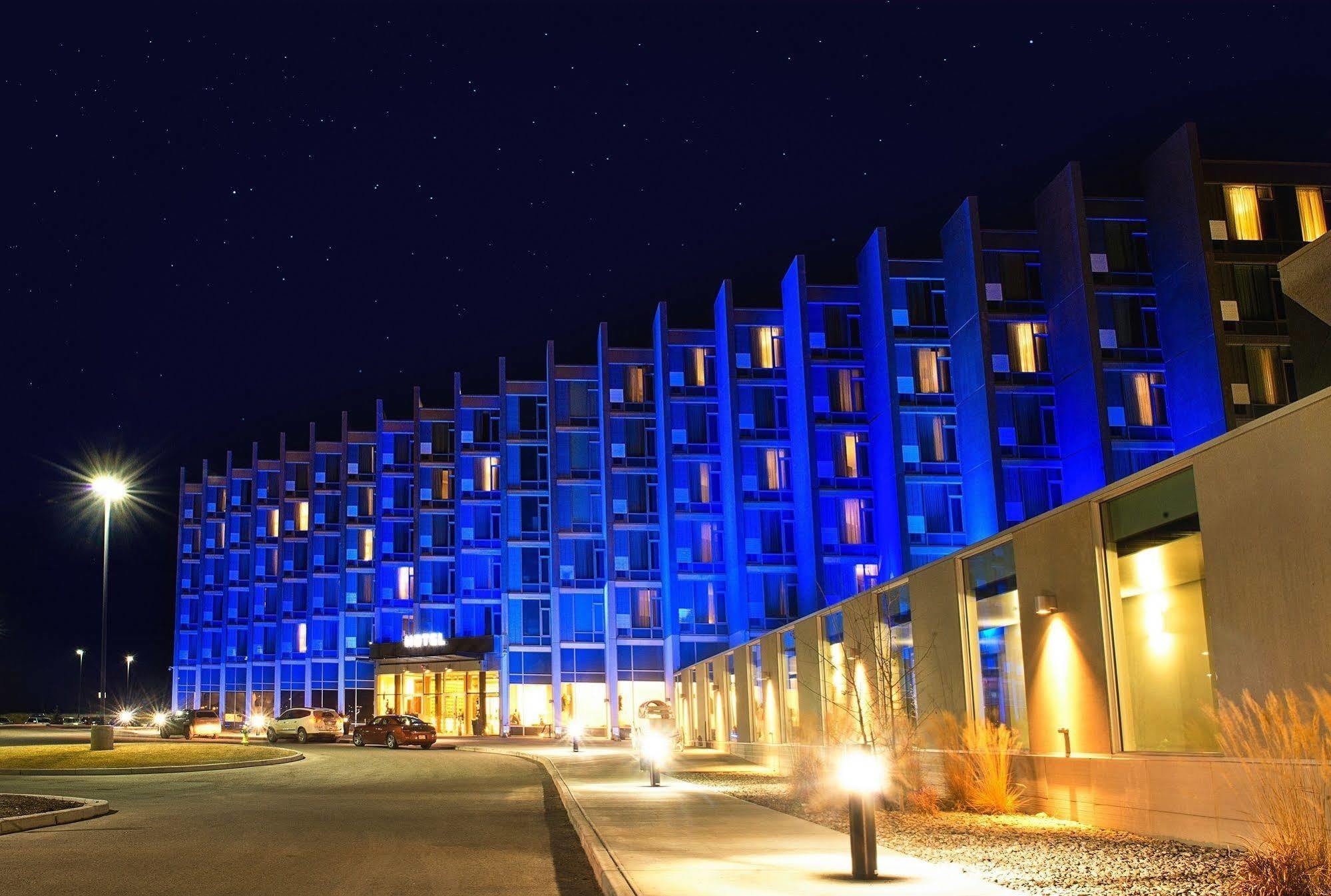 Grey Eagle Resort YYC Eksteriør billede