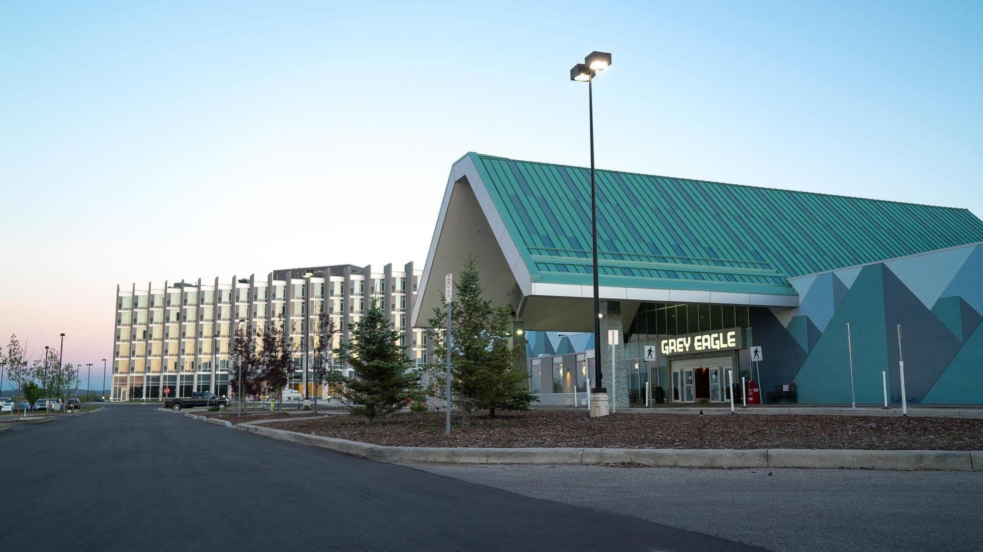 Grey Eagle Resort YYC Eksteriør billede