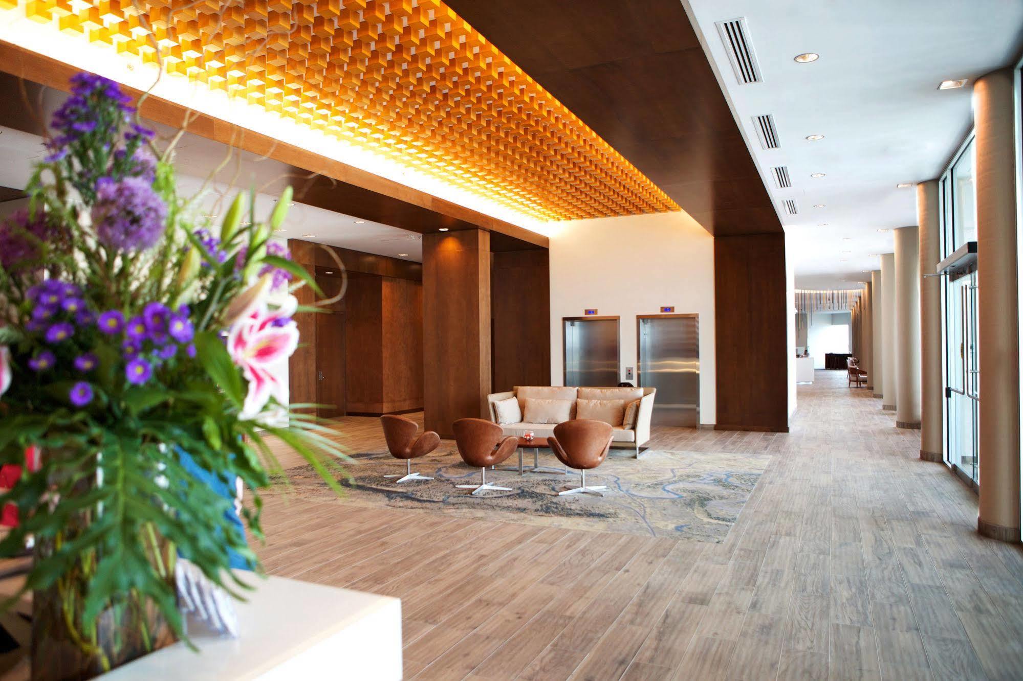Grey Eagle Resort YYC Eksteriør billede