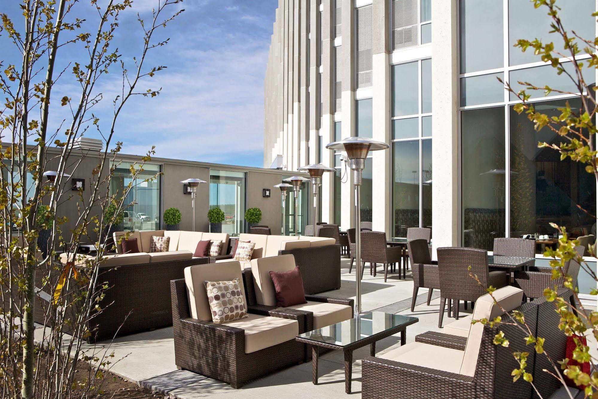 Grey Eagle Resort YYC Eksteriør billede